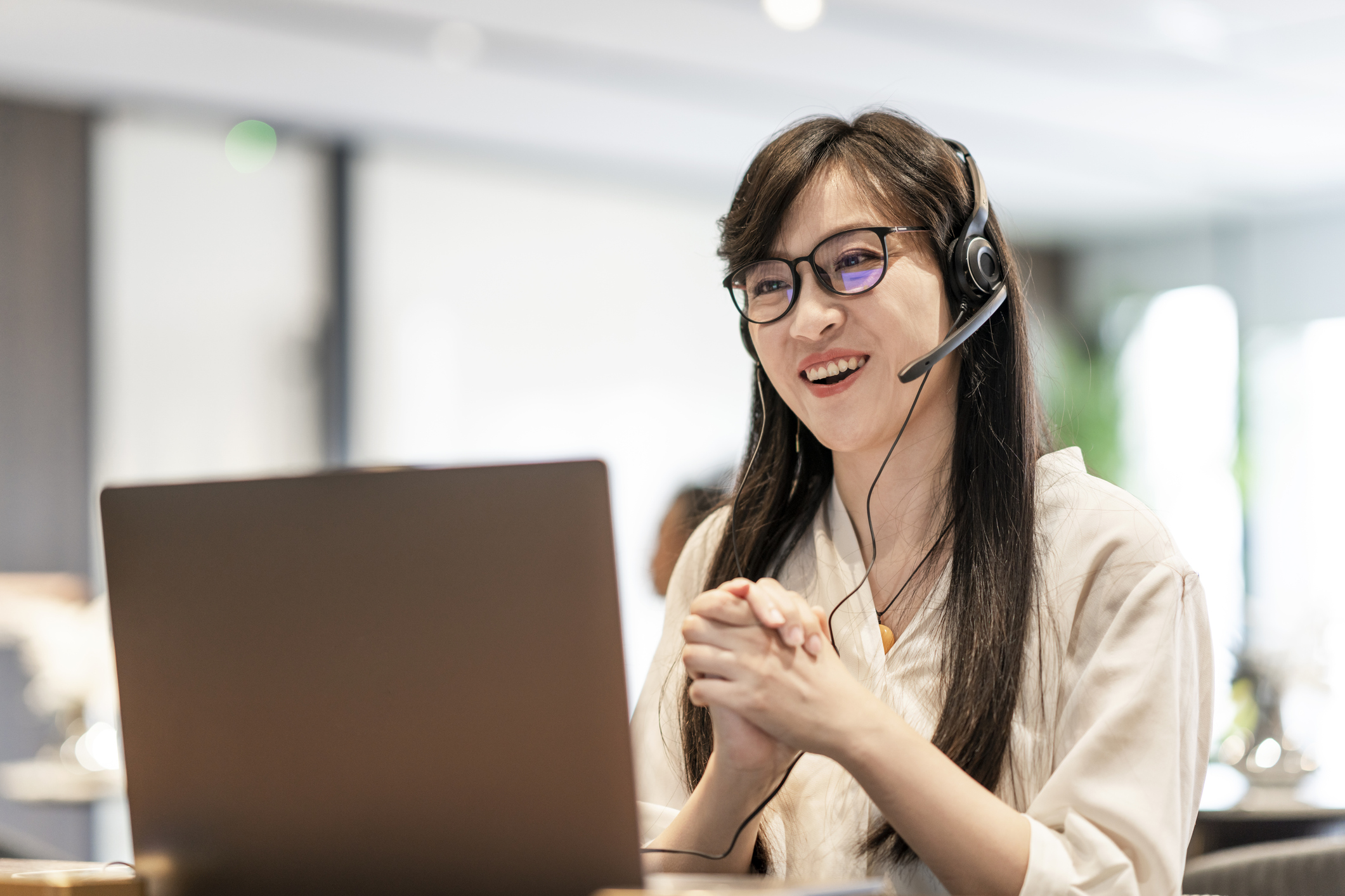 A video interpreter smiles as she works with a technology client.